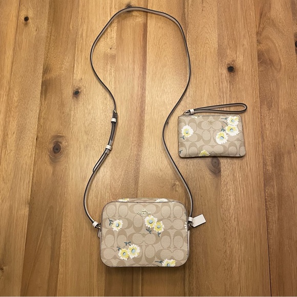 Coach Set Camera Bag & Wristlet!! NWT signature pattern with daisy accents! - Picture 15 of 15